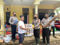 Satlantas Polres Lumajang Baksos Terhadap Korban Banjir Bagi Sembako