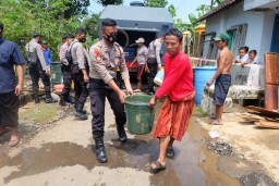 Polres Lumajang Berikan Bantuan Air Bersih Untuk Korban Banjir