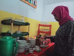 Kopi Legend Mak Ros Lumajang Booming Bareng Tahu Campurnya