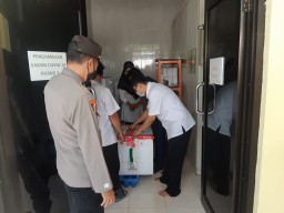 Polres Lumajang Kawal Kedatangan Vaksin Covid 19 Tahap II Termin 5