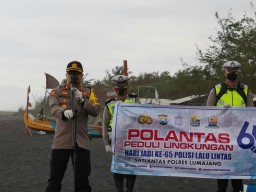 AKBP Deddy Millewa Ajak Warga Peduli Lingkungan di Pantai Watu Pecak