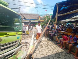 Rem Blong..! Truk Tronton Nyaris Seruduk Warung di Tempeh Lumajang