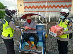 Satlantas Polres Lumajang Bagikan Nasi Bungkus Kepada Masyarakat