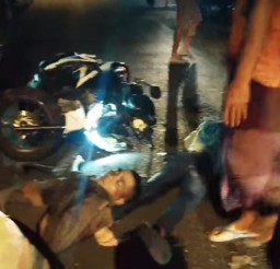 Vario Vs Grand Adu Depan, Pengendara Terkapar di Tukum Lumajang