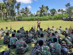 Kapolres Lumajang Memberikan Motivasi Ke Anggota Batalyon Infantri 527