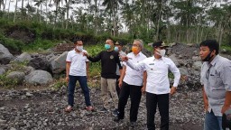 Cak Thoriq Cek Jalan Tambang Pasir Lumajang Tergerus Arus Sungai