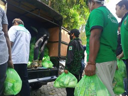 PPP dan GBK Bagikan Paket Sembako pada Warga Terdampak Erupsi Semeru