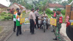 Polsek Rowokangkung bersama Koramil dan Kecamatan Rajin Operasi Masker