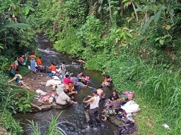 PDAM Matek Bikin Warga Lumajang Mandi Cuci Baju di Sungai