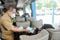 Bupati Lumajang Pantau Penumpang dan Sopir Bus Antar Kota soal Prokes