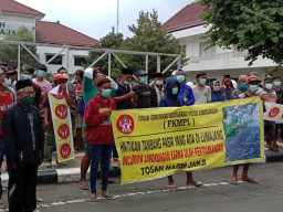 FKMPL Demo depan Pemkab Lumajang