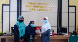 Mahasiswa IAI Syarifuddin Sumbangkan Buku ke Perpusda Lumajang