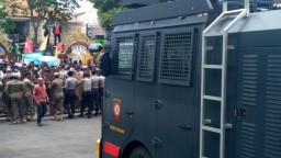 Mobil Water Canon Beserta Ratusan Aparat Amankan Demo Lumajang