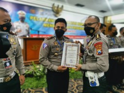 Satlantas Polres Lumajang Terima Penghargaan Ungkap Tabrak Lari