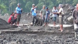 Roda Mobil Panther Terseret Lahar Dingin Semeru Lumajang Sejauh 5 Km