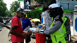 Polwan Satlantas Polres Lumajang Terjun Ke Jalan Bagikan Nasi Bungkus