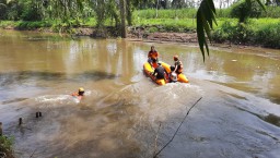 Ritual Buang Bantal Cari Bocah Tenggelam  Bondoyudo Lumajang