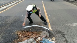 Satlantas Polres Lumajang Tandai Jalan Berlubang Pakai Pilok