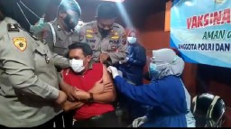 Lucu..! 2 Anggota Polres Lumajang Takut Jarum Suntik Ketika Vaksinasi