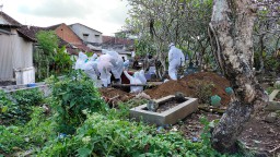 Polisi Lumajang Amankan Pemakaman Pasien Covid-19