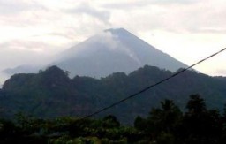 Sempat Semburkan Abu Vulkanik, Inilah Visual Gunung Semeru Saat Sore Hari