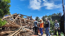 Wabup Lumajang Sambangi Warga Bersihkan Rumah Roboh Dampak Gempa