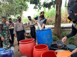 Polres Lumajang Droping Air Bersih Bagi Warga Kedungjajang Kekeringan