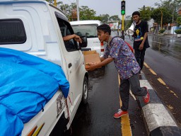 Aktivis Mahasiswa FDKI IAI Syarifuddin Lumajang Galang Dana