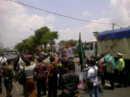 Demo Tolak Kenaikan BBM di DPRD Lumajang, HMI Gagal Bakar Ban