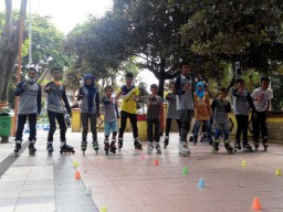 Berlatih di Alun-alun, Komunitas Sepatu Roda Lumajang Banyak Diminati Anak-anak