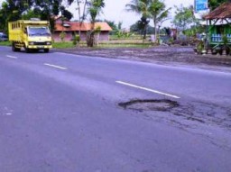 Iki Loo pak..!! Jalan Lintas Timur Sudah Dihiasi Lubang dan Bolongan