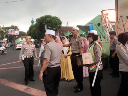 Sambil Bagi Takjik, Polisi Himbau Tertib Berlalulintas di Perempatan Adipura