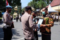 Kapolres Lumajang Berikan Penghargaan Pengungkap Kasus Maling Sapi