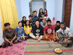 Baim Wong Takziah ke Rumah Suami Almarhumah Rumini Semeru Lumajang