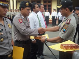 Kinerja Luar Biasa, 2 Anggota Polsek Yosowilanggun diberi Reward Kapolres