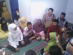 Selain Berikan Bantuan, Mensos Khofifah Berikan Doa Mustajabah Gus Dur ke Keluarga Salim Kancil