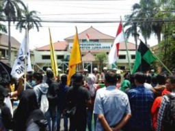 Di Demo Aktivis ADIL, Bupati Janji Tutup Tambang Pasir Usai Salim Kancil DIbunuh