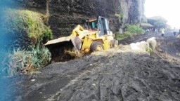 BPBD dan DPU Kerahkan Alat Berat Perbaiki Jalur Watu Gedek Pasirian-Tempursari