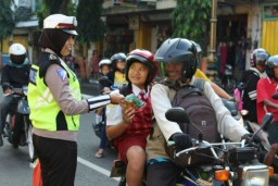 Bagi-bagi Helm Bagi Anak Kecil Warnai HUT Polwan ke-68 di Polres Lumajang