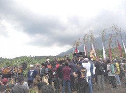 Kenduri Pohon, Slank Ikut Tanam di Lereng Gunung Lemongan