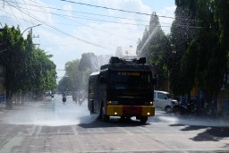 Water Canon Polres Lumajang Semprotkan Disinfektan di Pusat Ekonomi