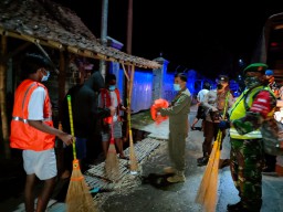 Pelanggar Prokes saat PPKM Darurat Disanksi Jadi Petugas Kebersihan