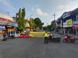 Polisi Perluas Penyekatan Jalan Cegah Mobilitas Masyarakat Lumajang