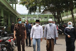 Cak Thoriq Tinjau Vaksinasi Santri Pondok Pesantren di Lumajang