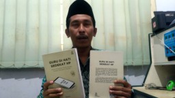 Ustad Sayyidi Lahirkan Buku Guru di Hati Sedekat HP untuk Pendidik