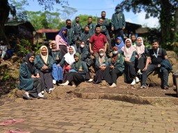 Mahasiswa PAI IAI Syarifuddin Praktek Menulis Berita di Sumber Mrutu