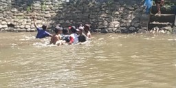 Blung..! Kakek Asal Kalidilem Tewas Tenggelam Terpeleset ke Sungai