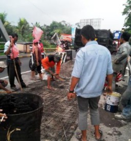 Sering Rusak, Perbaikan Jembatan Bondoyudo Timbulkan Kemacetan