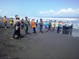 Relawan Rumah Aspirasi Bang Poer Ikut Evakuasi Perahu Karam di Pantai Wotgalih