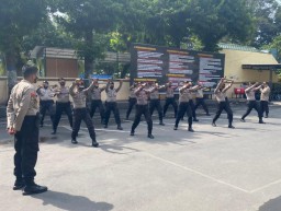 Anggota Sabhara Polres Lumajang Dilatih Kemampuan Tongkat